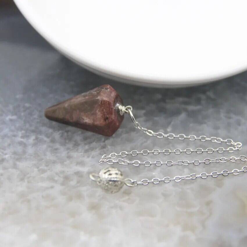 Кварцевый маятник с кристаллами